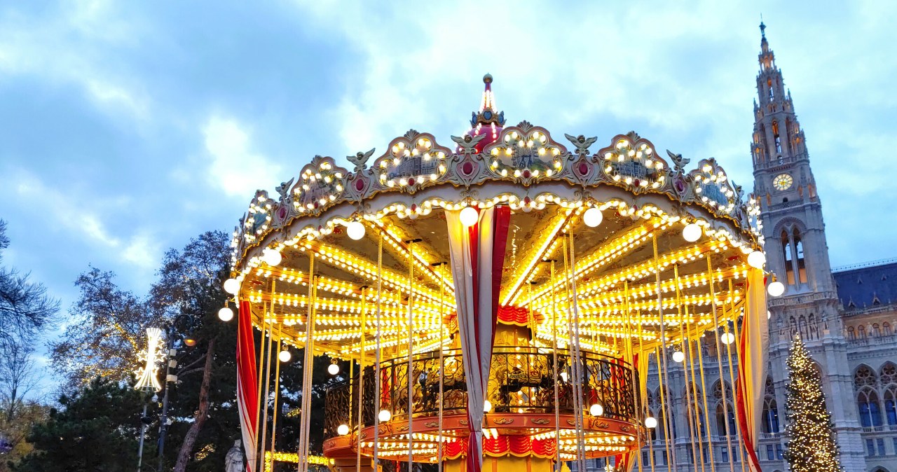 Grzaniec na jarmarku w Warszawie po 20 zł. Wiemy, ile kosztuje w Wiedniu