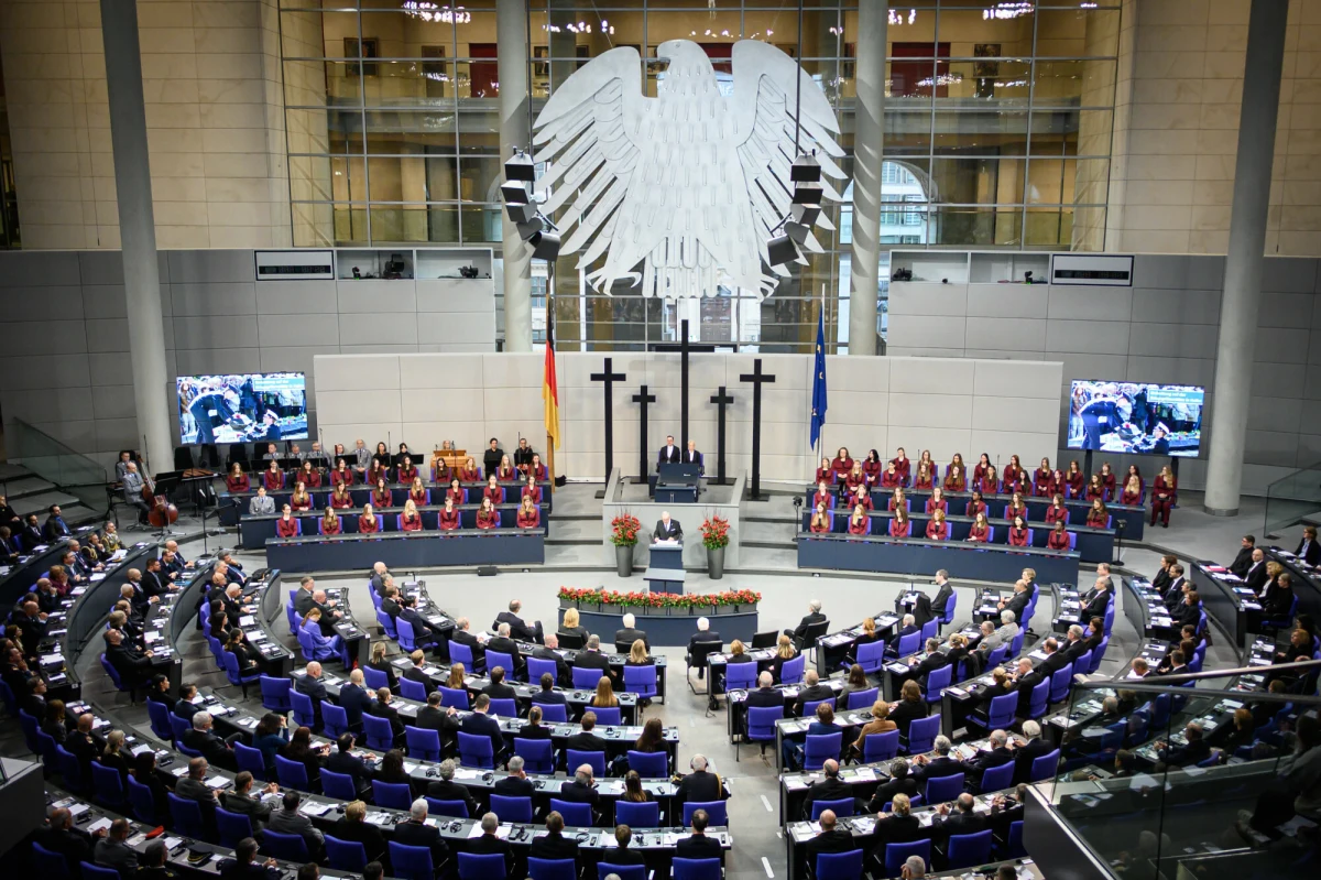 Bundestag przegłosował w środę rezolucję, która zobowiązuje rząd federalny do rozpoczęcia planowania i budowy w Berlinie pomnika poświęconego polskim ofiarom narodowego socjalizmu oraz niemieckiej okupacji w latach 1939–1945. To ważny krok w kierunku upamiętnienia tragicznych losów Polaków podczas II wojny światowej.