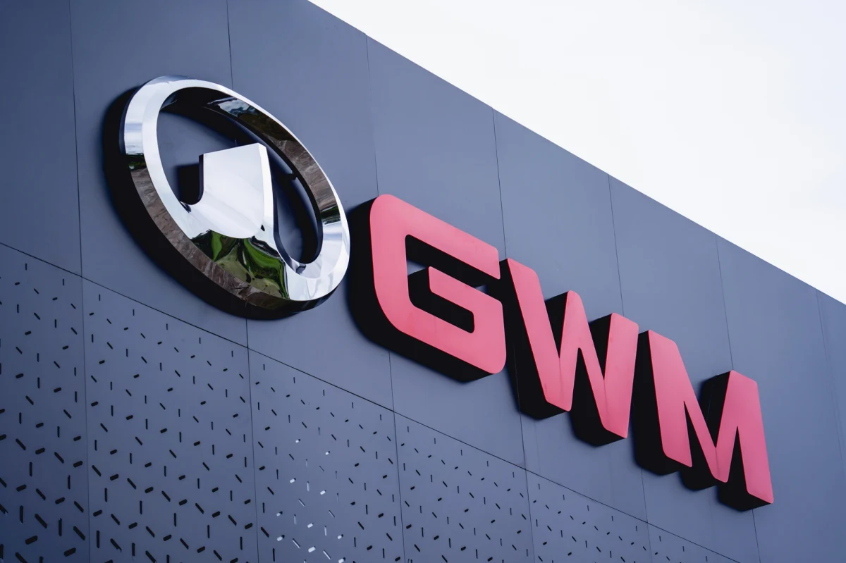 Chińska ofensywa na europejskim rynku motoryzacyjnym nabiera tempa. Great Wall Motor (GWM), jeden z największych producentów samochodów w Chinach, ogłosił ambitne plany dotyczące ekspansji w Europie. Firma zamierza do 2029 roku osiągnąć roczną produkcję na poziomie aż 300 tysięcy pojazdów na Starym Kontynencie. 