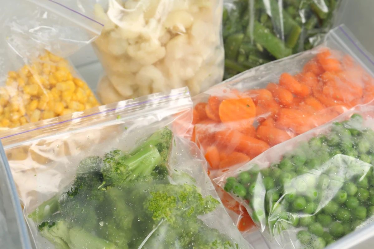 Jeden z największych polskich producentów mrożonych owoców i warzyw, Eskimos S.A., ogłosił upadłość. To koniec pewnej epoki w branży spożywczej, a dla setek rolników i kontrahentów – początek walki o odzyskanie należnych pieniędzy. W tle tej spektakularnej upadłości pojawiają się poważne zarzuty prokuratorskie wobec byłego ministra rolnictwa.