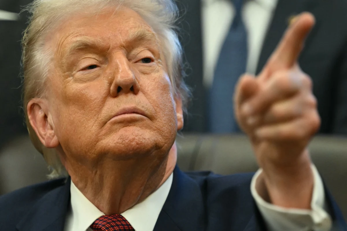 Wkrótce amerykańskie siły rozpoczną uderzenia przeciwko przemytnikom narkotyków na lądzie - zapowiedział prezydent USA Donald Trump. "Znamy każdą trasę, znamy każdy dom, wiemy, gdzie produkują te śmieci" - mówił, dodając jednocześnie, że nie prowadzi kampanii nacisku na prezydenta Wenezueli Nicolasa Maduro. 