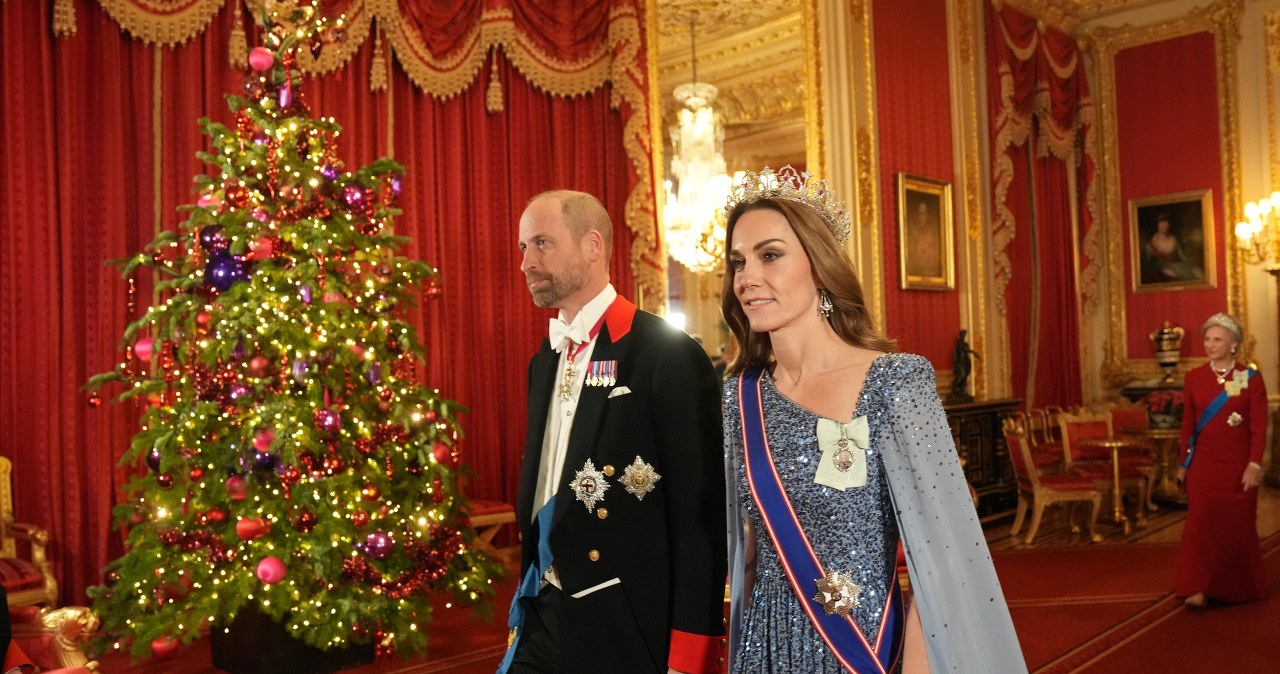 Weszła i zapadła cisza. Jeszcze tak niezwykle nie wyglądała nigdy