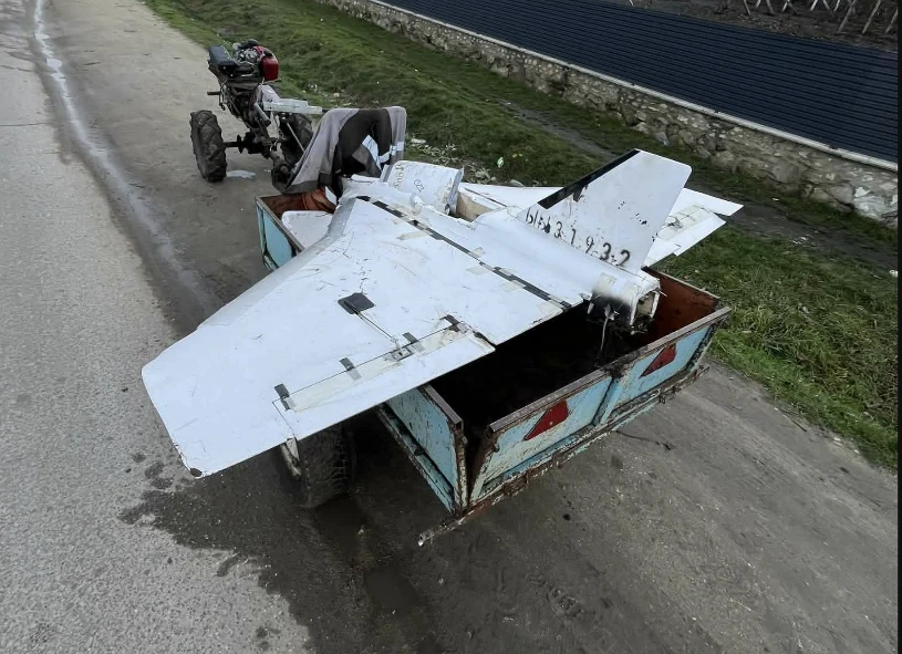 Rolnik znalazł na polu rosyjski dron. Załadował go na ciągnik i w drogę