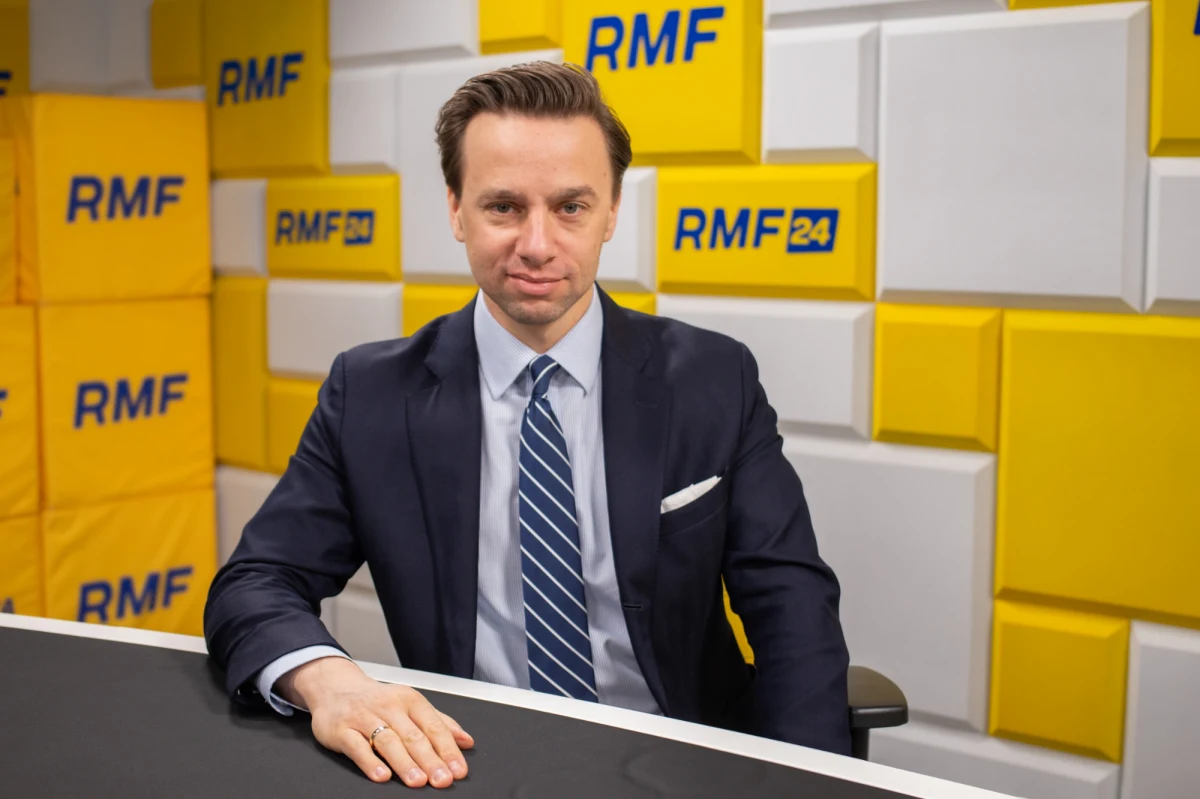 Ministerstwo Zdrowia wygasi wraz z końcem roku program "Dobry posiłek" w szpitalach. Krzysztof Bosak komentując tę decyzję powiedział, że to próba przeniesienia odpowiedzialności na szpitale. "Rząd ma nóż na gardle i będzie kłamał w różnych sprawach. Będziemy świadkami dezinformacji" - stwierdził w Porannej rozmowie w RMF FM Krzysztof Bosak, wicemarszałek Sejmu z Konfederacji.