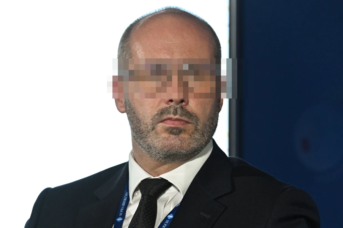 Konrad R., były podsekretarz stanu w Ministerstwie Finansów w rządzie Beaty Szydło - w latach 2015-2016 - usłyszał zarzuty "przyjmowania korzyści majątkowych w zamian za pośrednictwo w załatwieniu spraw". Łączna wartość przyjętych korzyści przekracza 1,5 mln złotych. Poinformował o tym w czwartek o poranku Jacek Dobrzyński, rzecznik ministra koordynatora służb specjalnych.