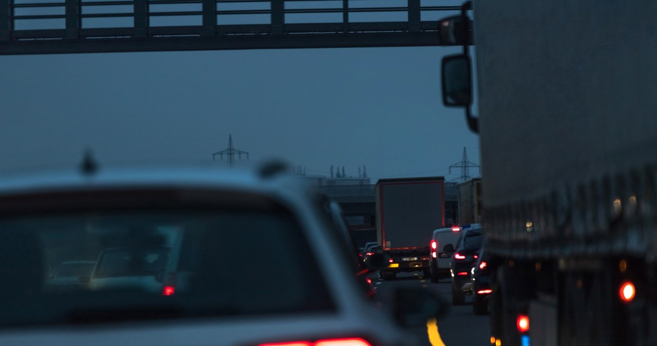 Wyprzedzasz podczas mgły? Powinieneś nacisnąć klakson