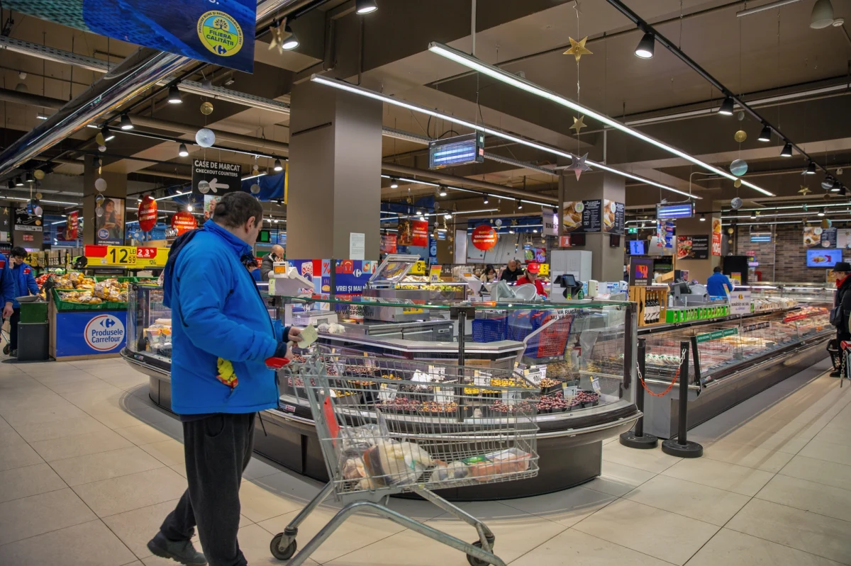 Komisja Europejska wydała zgodę na przejęcie włoskiej sieci sklepów Carrefour przez grupę NewPrinces. To decyzja, która może zwiastować kolejne zmiany na europejskim rynku detalicznym. W tle pojawiają się pytania o przyszłość polskich sklepów francuskiego giganta.