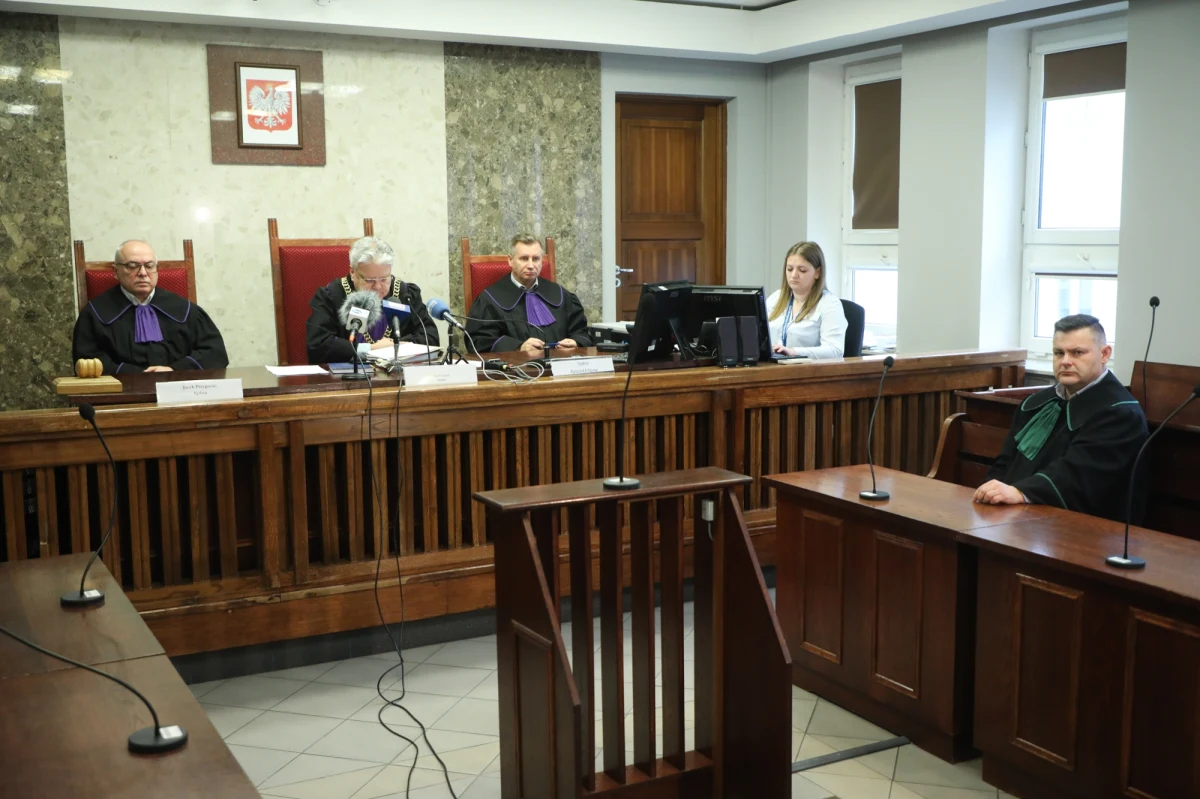 Sąd Okręgowy w Suwałkach obniżył z 15 do 12 lat karę więzienia dla 21-letniego mężczyzny, który został uznany za winnego spowodowania wypadku drogowego ze skutkiem śmiertelnym. W tragicznym zdarzeniu zginęła 19-latka, która była w ósmym miesiącu ciąży. Wyrok jest prawomocny.