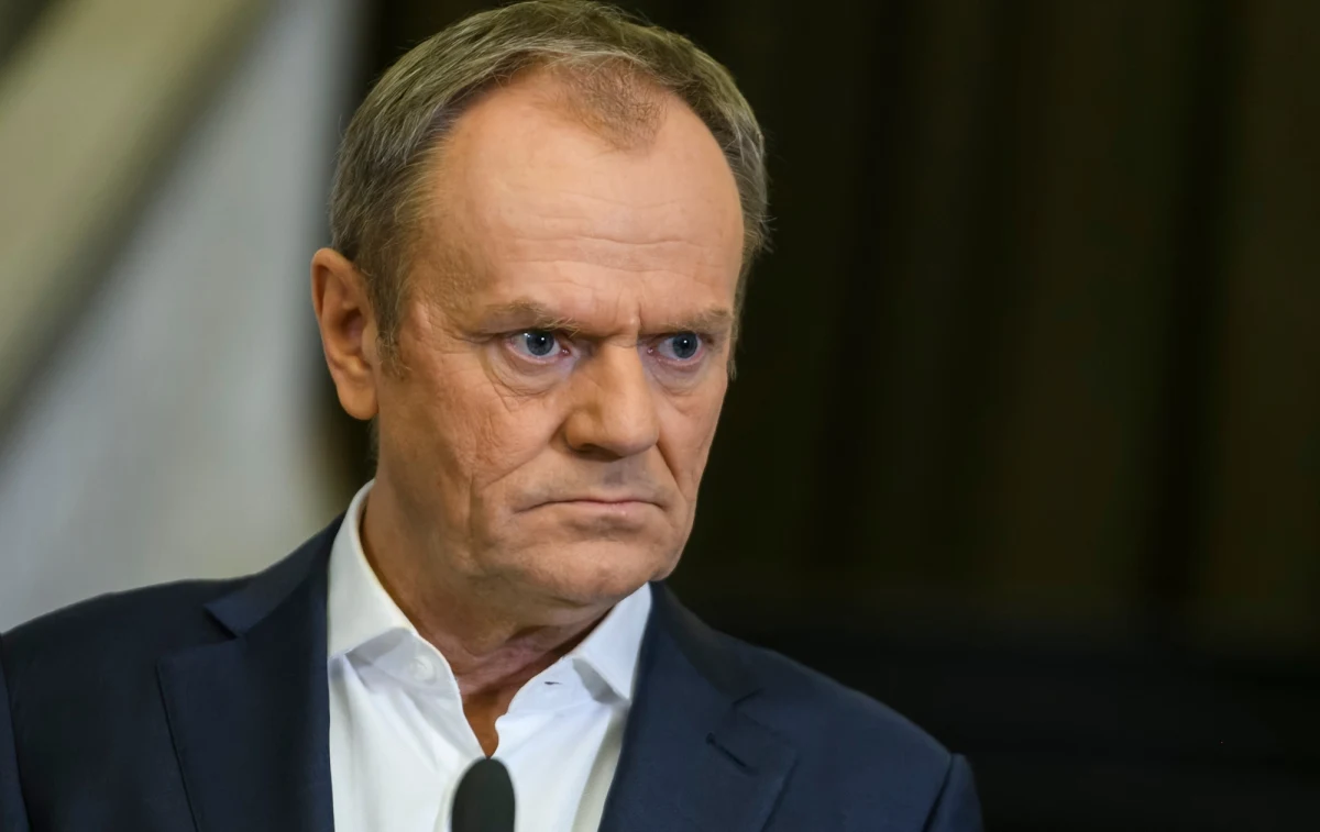 "Narodowy Fundusz Zdrowia nie jest zagrożony bankructwem i pozostaje wypłacalny" - zapewnił premier Donald Tusk podczas Szczytu Medycznego "Bezpieczny Pacjent" w Warszawie. Szef rządu podkreślił, że NFZ jest jednym z najbardziej rzetelnych płatników w Polsce i realizuje swoje zobowiązania wobec placówek medycznych. "Wszystkich problemów nie rozwiążemy, nie ma takich pieniędzy, struktur, narzędzi, których byłoby wystarczająco dużo, żeby spełnić 100 proc. oczekiwań" - dodał szef rządu.