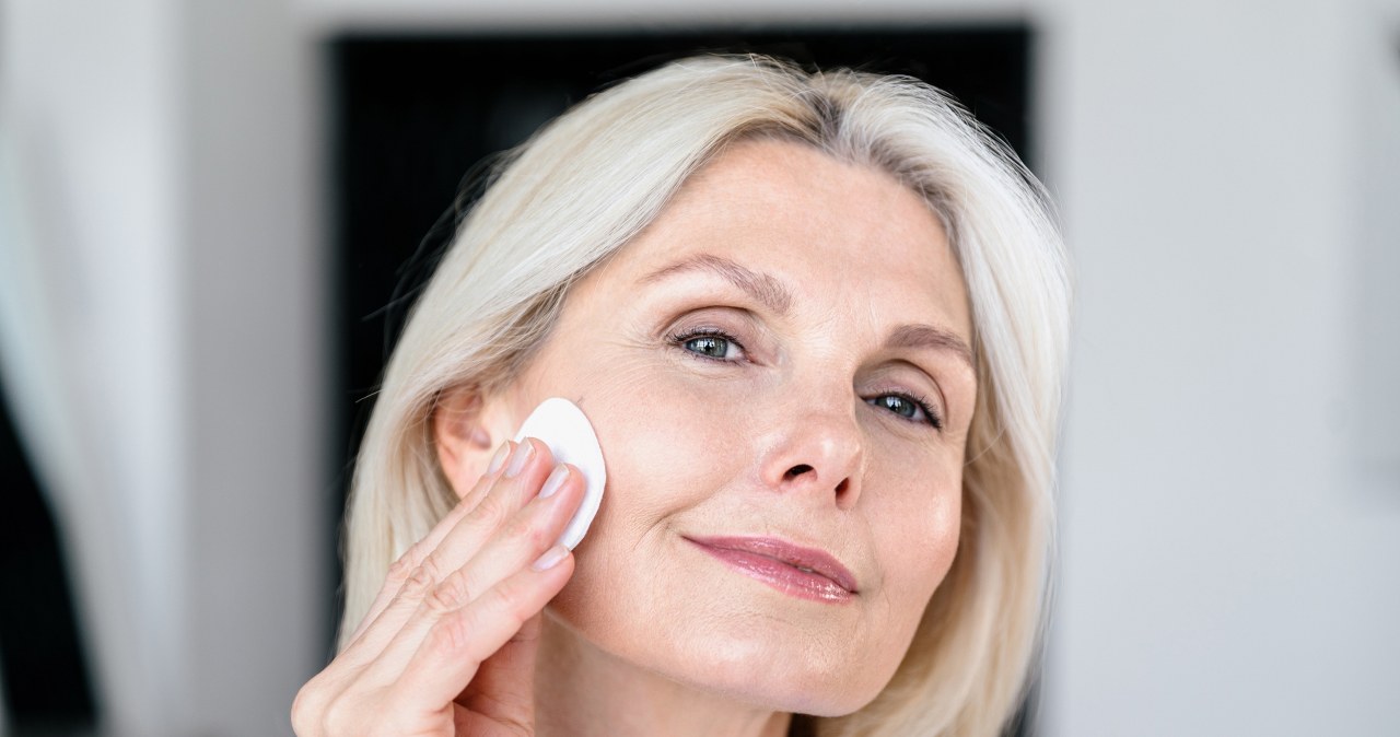 Większość kobiet nie zmywa tego kosmetyku. Konsekwencje są poważne