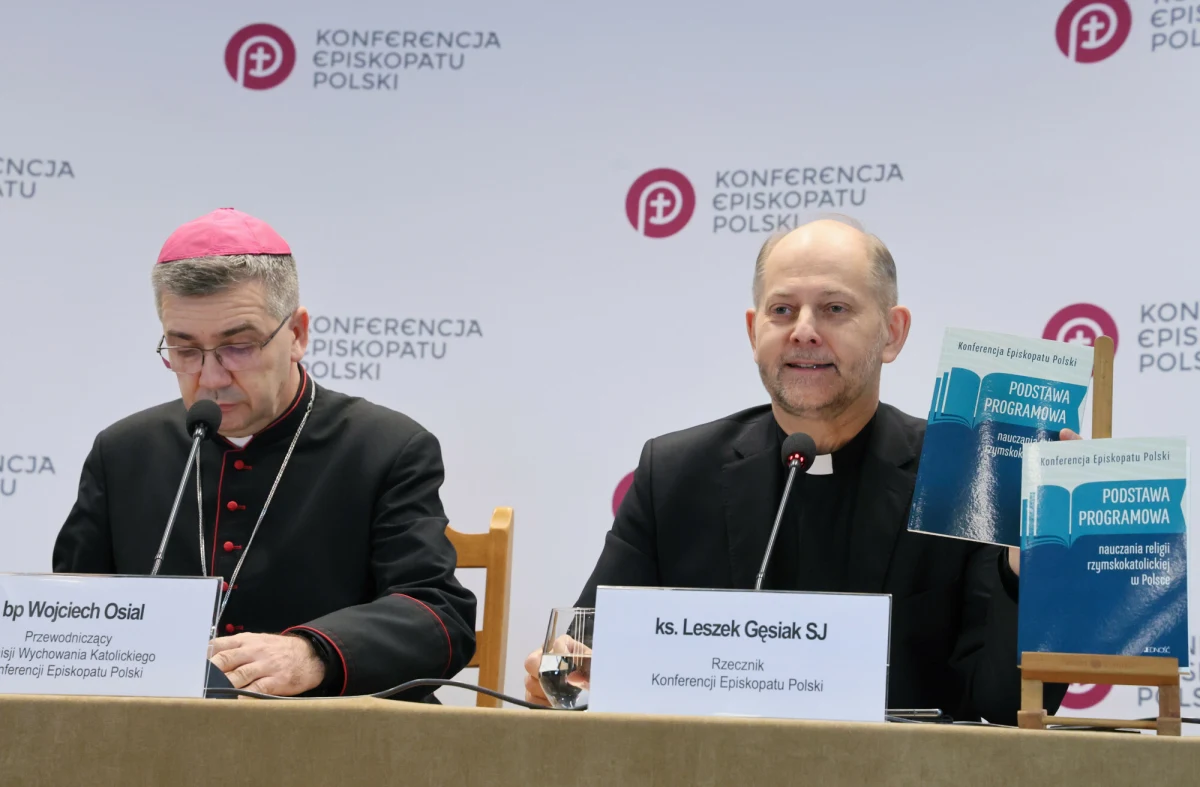 ​Episkopat zaprezentował w czwartek nową podstawę programową nauczania religii w szkole. Jej celem jest dostosowanie wychowania religijnego do współczesnych wyzwań: religijnych, kulturowych i społecznych - wyjaśnił bp Wojciech Osial, przewodniczący Komisji Wychowania Katolickiego Konferencji Episkopatu Polski. Nowy dokument zakłada m.in. rozróżnienie między lekcjami religii w szkołach a katechezą parafialną.