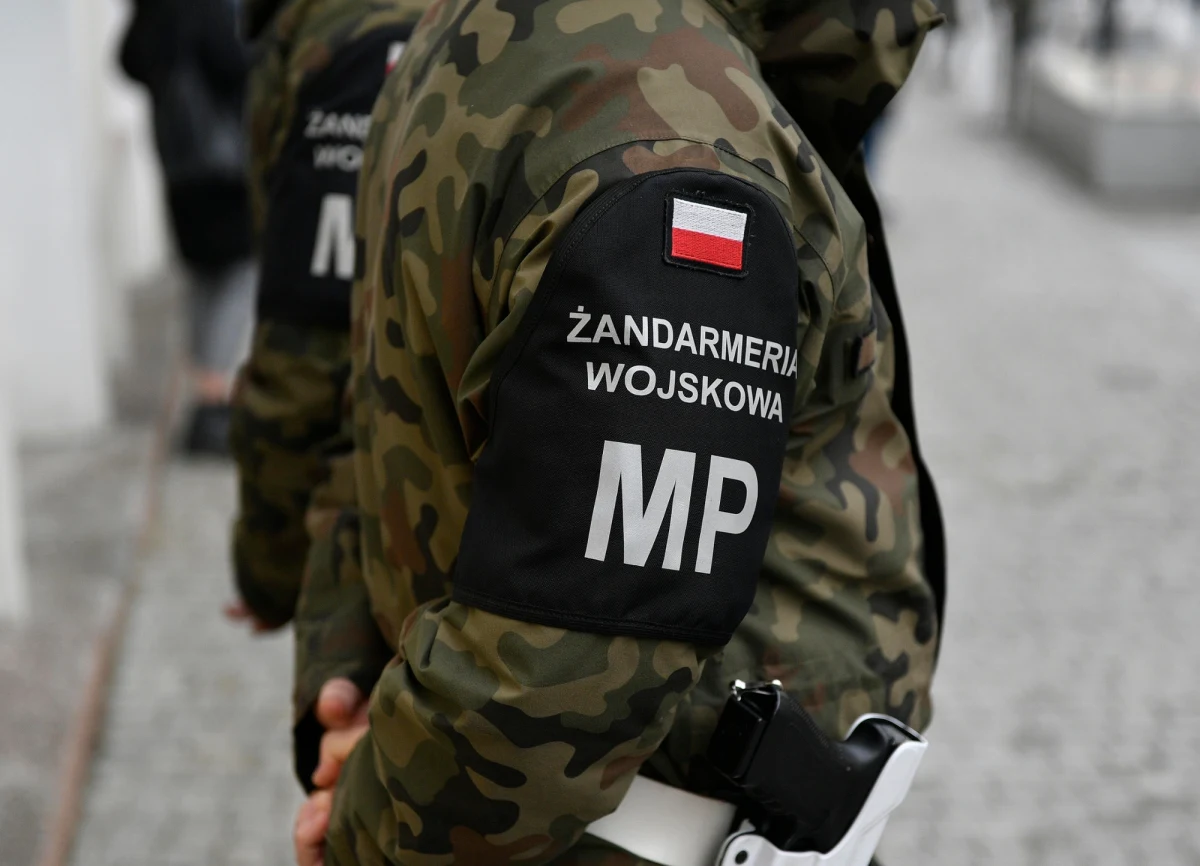 Żandarmi Wojskowi zatrzymali podoficera jednej z małopolskich jednostek - dowiedział się reporter RMF FM Krzysztof Zasada. Mundurowy odpowie za kradzież kilkuset litrów paliwa. 