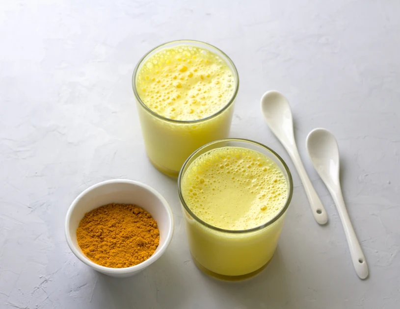 Złoty koktajl na dobry początek dnia. Dodaje energii i poprawia nastrój