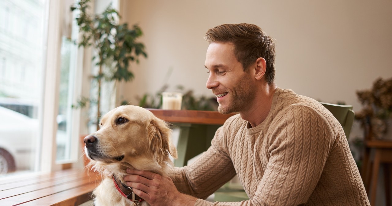 Facet z psem, czyli +100 do atrakcyjności. Oto fenomen "psiego wabika"