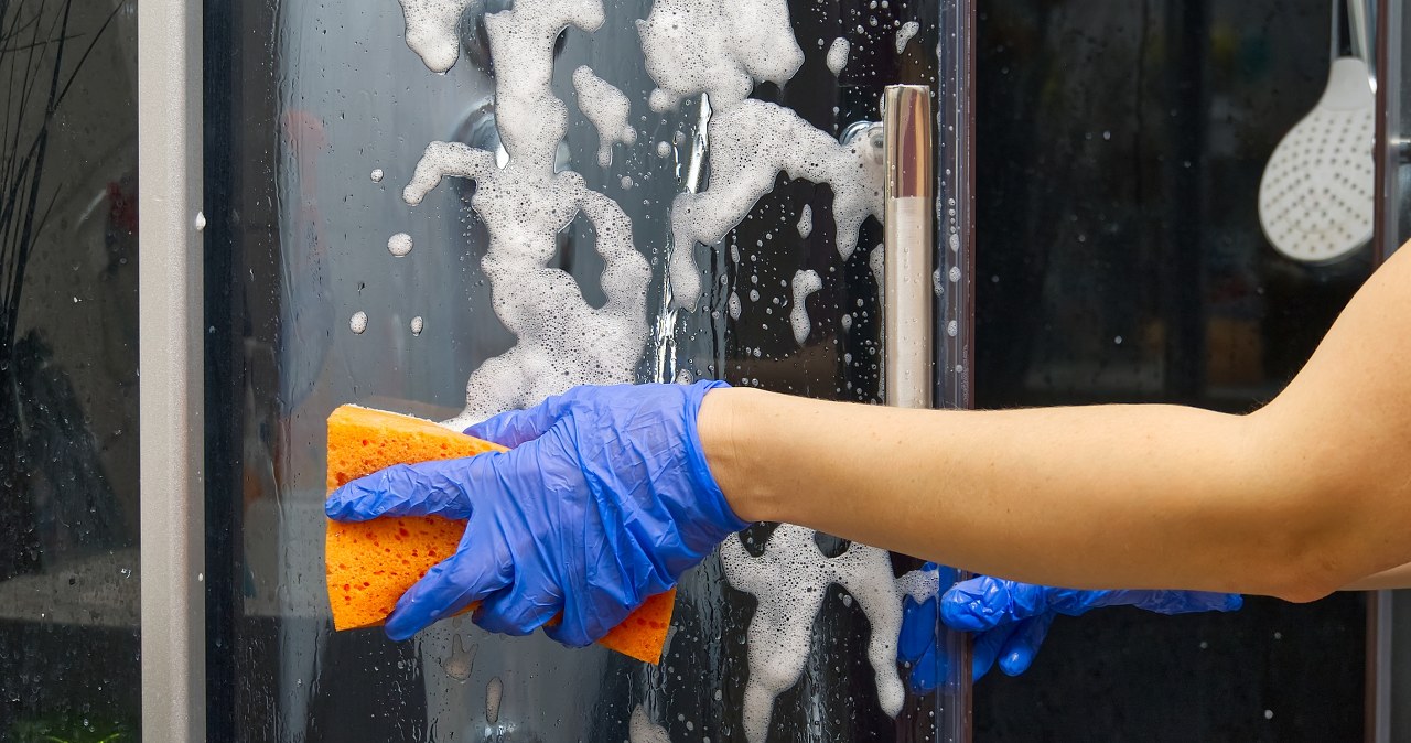 Wymieszaj dwa składniki i spryskaj kabinę prysznicową. Będzie lśnić