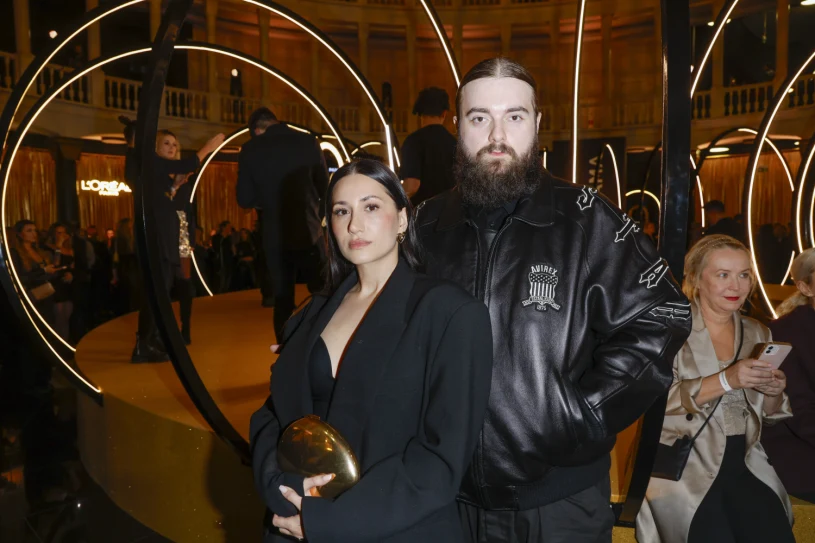 Oświadczył jej się dwoma pierścionkami. Co wiemy o ukochanej Bedoesa?