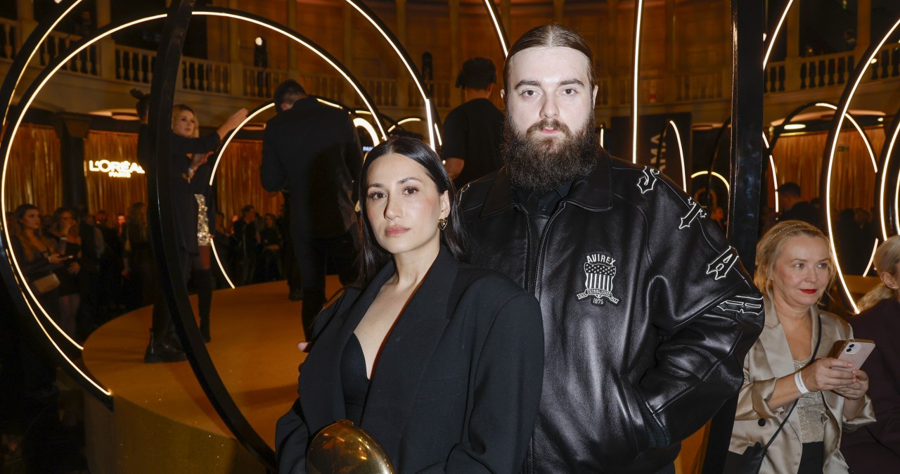 Oświadczył jej się dwoma pierścionkami. Co wiemy o ukochanej Bedoesa?