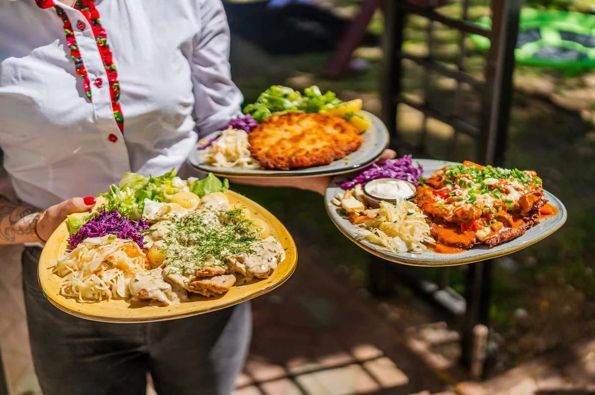 Jeszcze kilka lat temu mało kto przypuszczał, że restauracja 'Idziemy w Góry' stanie się jednym z najchętniej odwiedzanych miejsc na kulinarnej mapie Sosnowca. Dziś to właśnie tu mieszkańcy spotykają się na obiady, rodzinne uroczystości i imprezy okolicznościowe, podkreślając, że "tak dobrego jedzenia brakowało w mieście".