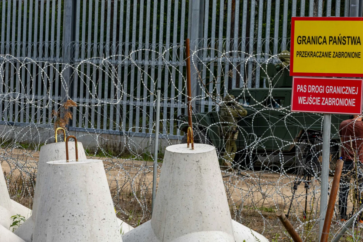 ​Zakaz przebywania w strefie przy granicy z Białorusią został wydłużony o 90 dni - rozporządzenie wejdzie w życie od piątku i będzie obowiązywać do 5 marca 2026 r. Chodzi o odcinek granicy o długości 78,29 km. Ministerstwo Spraw Wewnętrznych i Administracji uzasadniając przedłużenie zakazu, wskazało, że Polska znajduje się w "bezprecedensowej sytuacji", w której konieczne jest podjęcie rozwiązań niestandardowych i adekwatnych do skali zagrożenia.