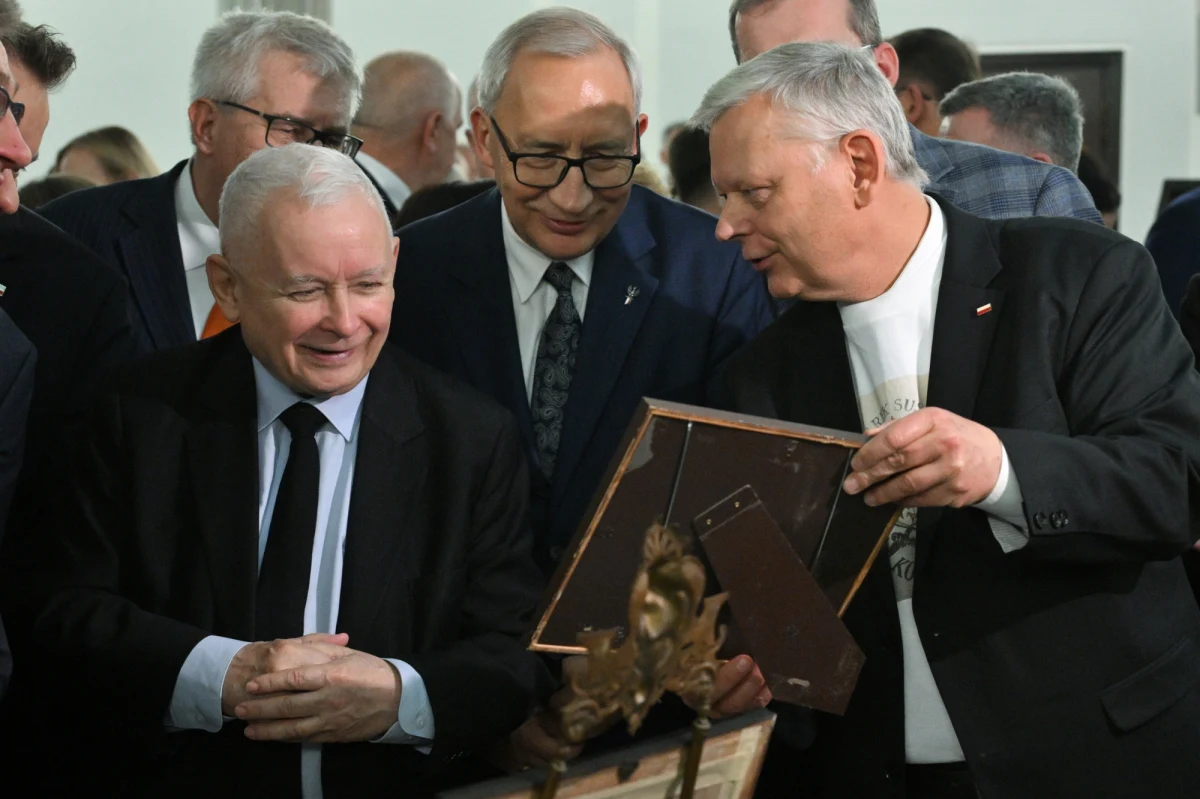 Karykatura premiera Donalda Tuska, kopie fresków Leonarda da Vinci, portrety, a także "kaczuszki, myszki i szczurki" znalazły się na zaprezentowanej w czwartek w polskim Sejmie wystawie prac artystycznych autorstwa posła Prawa i Sprawiedliwości Marka Suskiego. Wystawa wywołała uśmiech na twarzy m.in. prezesa Jarosława Kaczyńskiego, który obejrzał zbiór prac polityka PiS w towarzystwie innych członków partii. "Zamysł był taki, by pokazać, że posłowie też mają hobby" - tłumaczył Suski. 