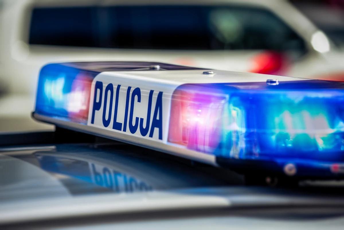 Policja poszukuje 22-letniego Bartłomieja S. z Opola. Mężczyzna został skazany na 9 miesięcy więzienia za utrwalanie treści pornograficznych z udziałem małoletniego. Policja opublikowała wizerunek poszukiwanego i wystosowała pilny apel.