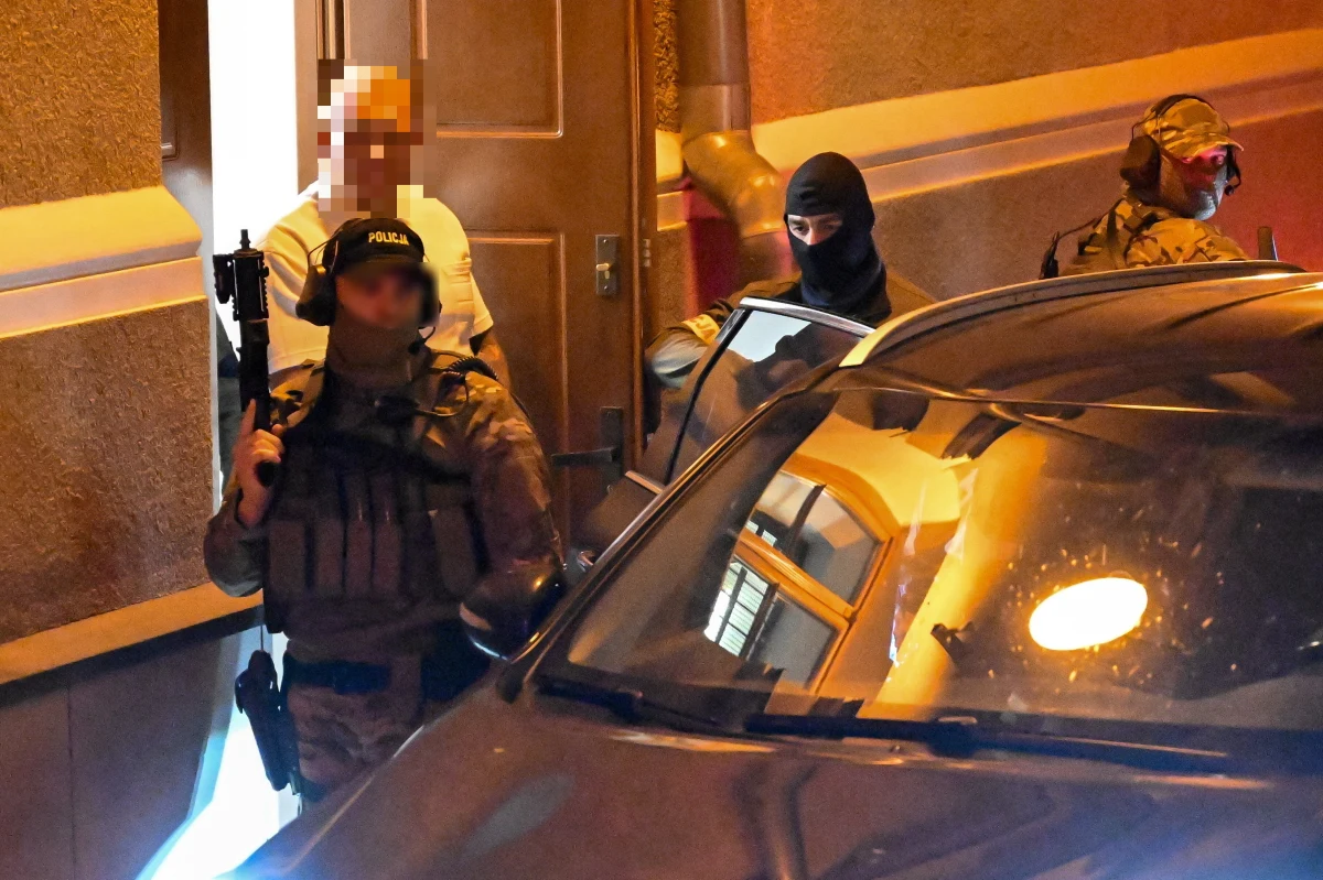 ​Sąd Okręgowy w Lublinie utrzymał areszt dla Patryka M., znanego szerzej pod pseudonimem "Wielki Bu", podejrzanego m.in. o udział w zorganizowanej grupie przestępczej handlującej narkotykami. Tym samym sąd nie uwzględnił zażalenia obrońców mężczyzny. Patrykowi M. grozi nawet do 20 lat więzienia. Mężczyzna nie przyznaje się do winy. 