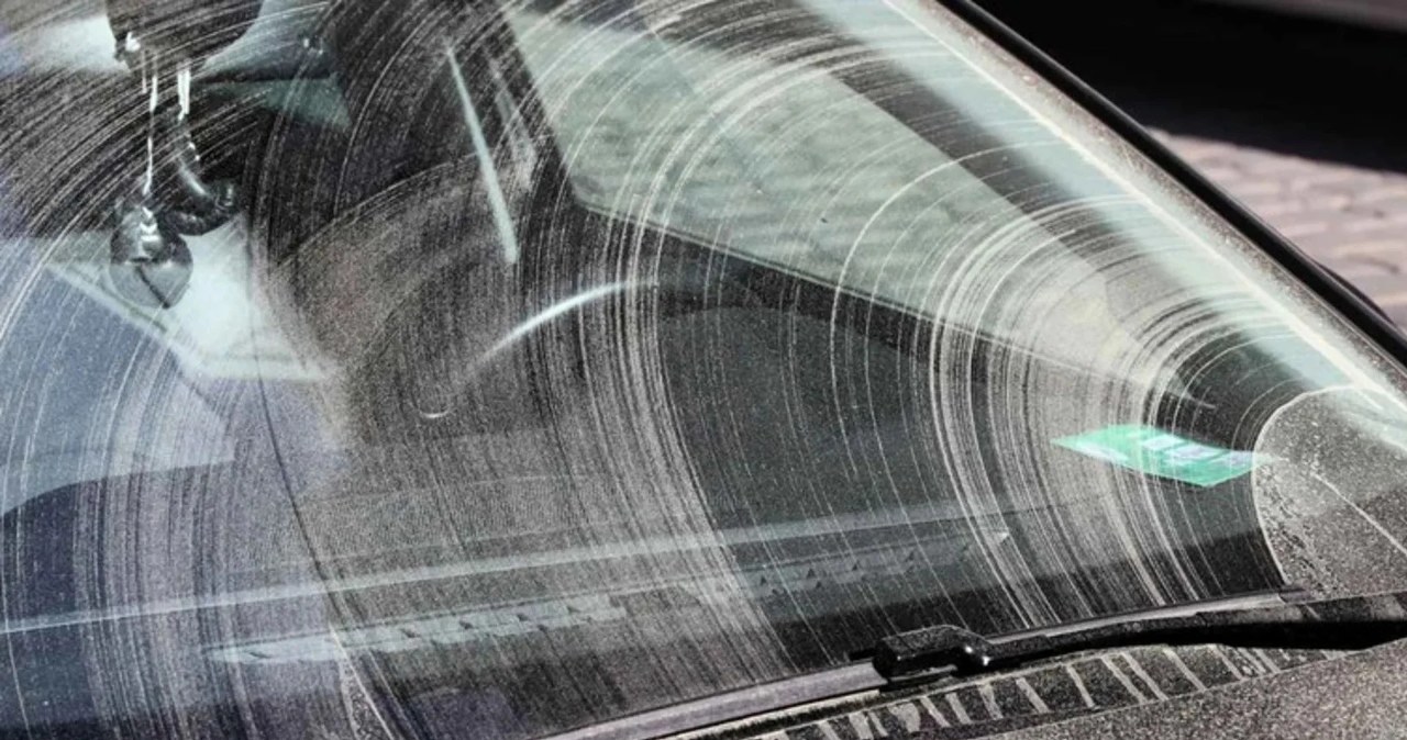 Wycieraczki zostawiają smugi. Jeden trik przywróci je do życia