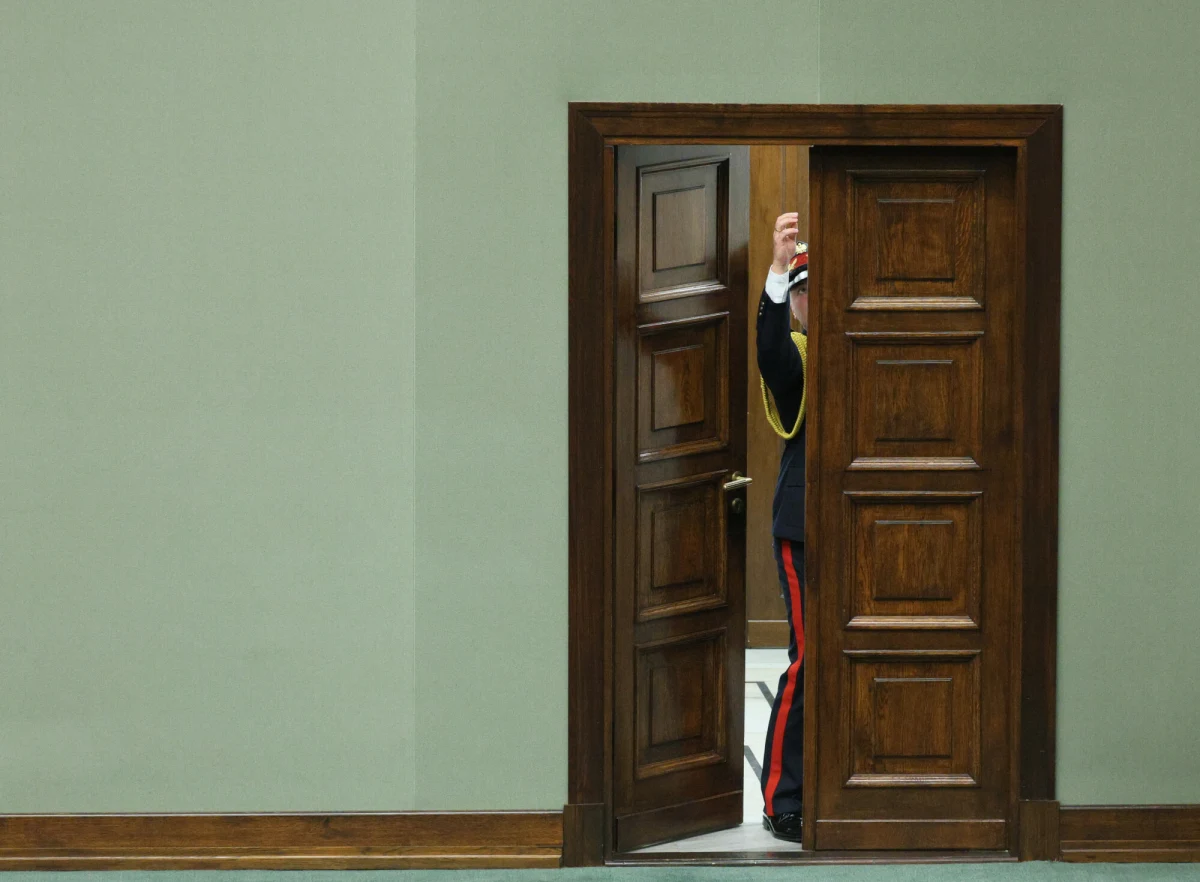 Premier Donald Tusk zwrócił się do marszałka Sejmu Włodzimierza Czarzastego z wnioskiem o utajnienie pierwszego punktu piątkowego posiedzenia Sejmu. Szef rządu poinformował, że przedstawi pilną informację, dotyczącą bezpieczeństwa kraju. Jak dowiedziały się media, chodzi prawdopodobnie o kwestię kryptowalut i rosyjskiej ingerencji w sprawy polskie.