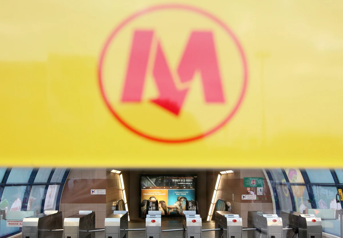 Szkoła Główna Handlowa w Warszawie, obchodząca w tym roku 120-lecie istnienia, wystąpiła z inicjatywą zmiany nazwy stacji metra Pole Mokotowskie na Pole Mokotowskie – SGH. Uczelnia przygotowała już odpowiedni wniosek, który trafi do warszawskich radnych. Aby został rozpatrzony, musi być poparty co najmniej 200 podpisami osób zameldowanych w stolicy. Pierwsze podpisy złożyli rektor SGH Piotr Wachowiak oraz kanclerz Marcin Dąbrowski.