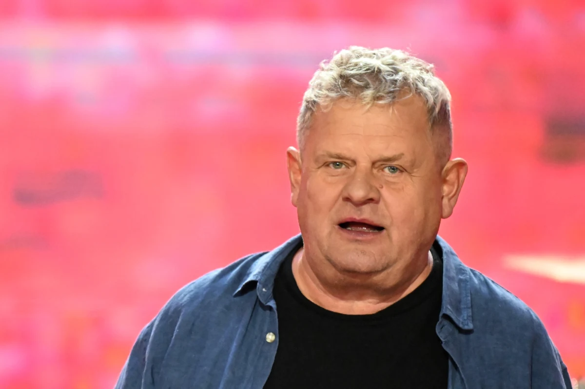 Lider zespołu Kult Kazik Staszewski, o którym w ostatnim czasie zrobiło się głośno w mediach za sprawą wydarzeń, na koncercie w Zielonej Górze i fali krytyki, jaka spadała na wokalistę, ponownie zmaga się z problemami zdrowotnymi. Za pośrednictwem mediów społecznościowych muzyk poinformował w czwartek po południu, że trafił na oddział intensywnej opieki medycznej - ma to związek z komplikacjami po zabiegu usunięcie wyrostka. "Leżę na Oiomie w szpitalu na Teneterce z rozpoznaniem ropowicy. Zostaję zatrzymany w szpitalu na Sorze. Sprawa jest poważniejsza. Mówią coś o sepsie" - przekazał, informując, że prawdopodobnie czeka go operacja.