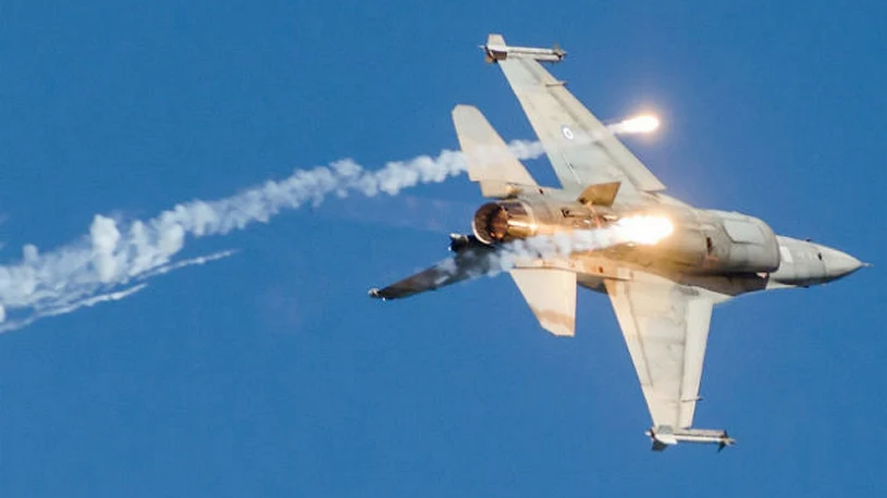 Pilot F-16 odparł ogromny atak rakietowy na swój myśliwiec