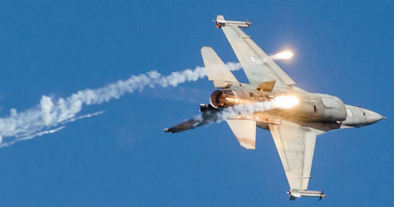 Pilot F-16 odparł ogromny atak rakietowy na swój myśliwiec