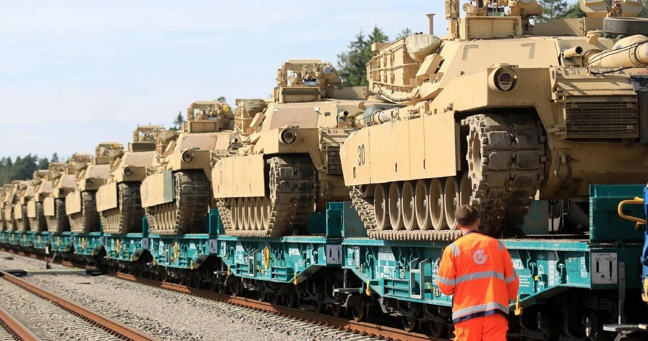 A immense  transport of weapons to Polish. Hundreds of tanks and dozens of howitzers
