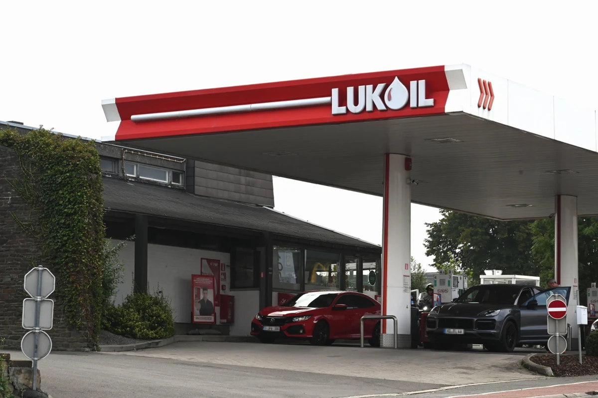 Stany Zjednoczone ogłosiły w czwartek czasowe zawieszenie części sankcji nałożonych na rosyjski koncern naftowy Łukoil. Decyzja dotyczy działalności stacji paliwowych firmy poza Rosją i ma obowiązywać do 29 kwietnia 2026 roku.