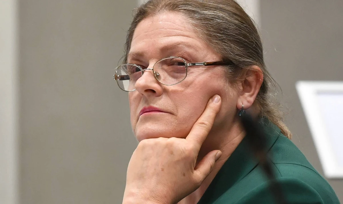 Krystyna Pawłowicz, sędzia Trybunału Konstytucyjnego i była posłanka PiS, w piątek oficjalnie przechodzi w stan spoczynku. Jej odejście pogłębia kryzys kadrowy w TK, który obecnie liczy tylko 10 sędziów na 15 przewidzianych stanowisk. Kluby sejmowe, poza PiS, nadal nie zgłaszają kandydatów na wolne miejsca w Trybunale. Sytuacja ta może sparaliżować prace tej instytucji.