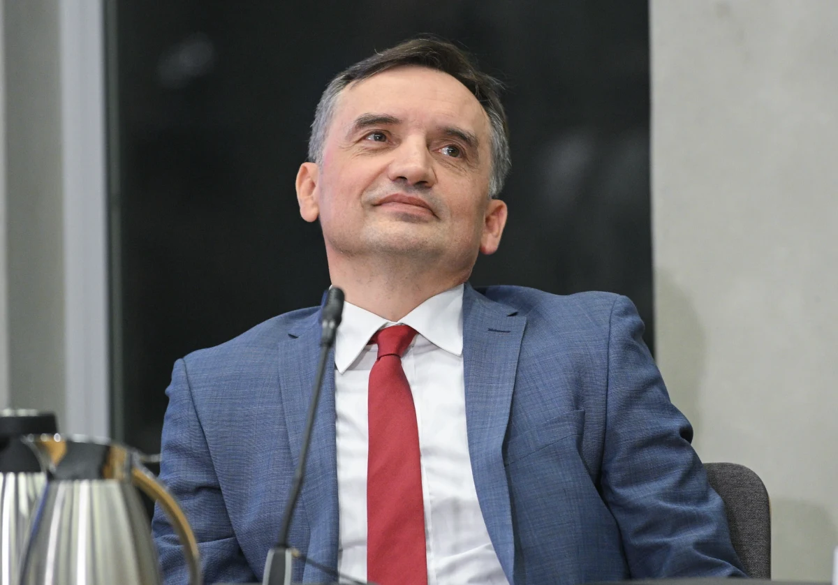 "Turysta roku. Kierunek: gdziekolwiek, byle nie Polska. Cały Zbigniew 'miękiszon fujara' Ziobro!" - napisał Tomasz Trela z Lewicy. "Dobrze widzieć w dobrej formie pana ministra Ziobro na korytarzach Parlamentu Europejskiego. Ma siłę na spotkania z kolegami z PIS, co dobrze rokuje. Musi uważać na duże skupiska ludzi, bo to w poważnej chorobie niewskazane" - to z kolei słowa Bartosza Arłukowicza z Koalicji Obywatelskiej. Komentarze polityków są pokłosiem tego, że Zbigniew Ziobro, który od kilku tygodni przebywał w Budapeszcie, pojawił się w czwartek w Brukseli.