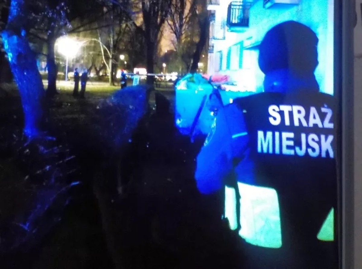 "Zimno, boli". Kobieta leżała na trawie przed blokiem, wypadła z drugiego piętra