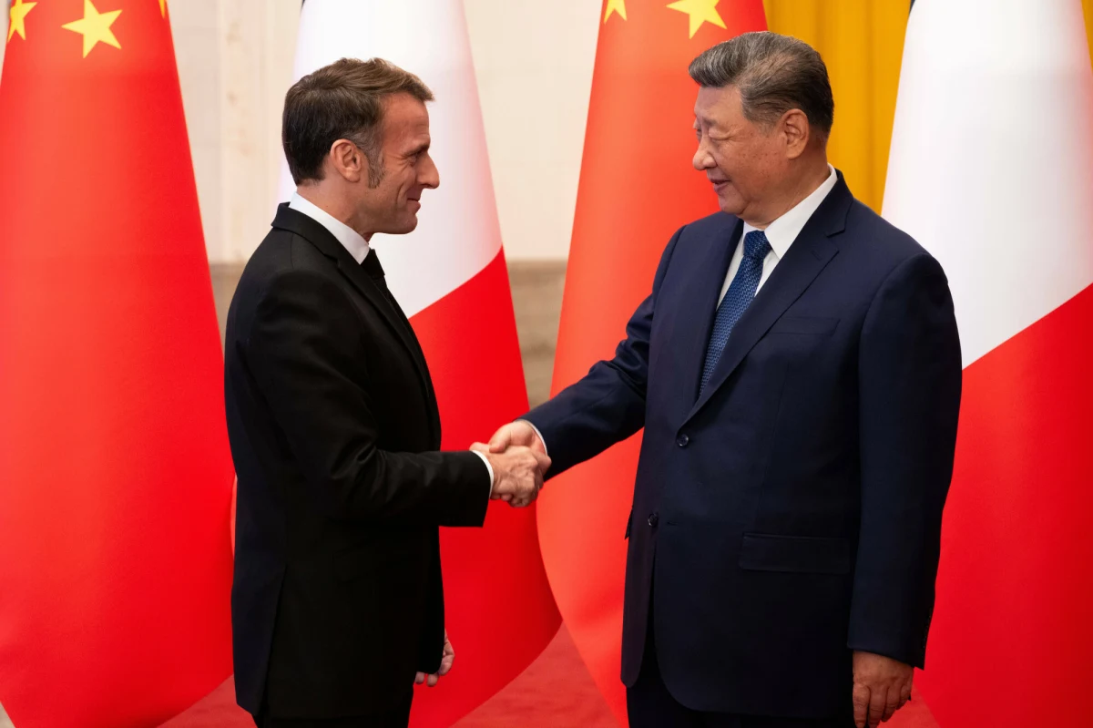 Przywódca Chin Xi Jinping i prezydent Francji Emmanuel Macron wezwali do zawieszenia broni w Ukrainie - podały w piątek chińskie media państwowe. Wspólne oświadczenie polityków opublikowane zostało w ostatnim dniu wizyty Macrona w ChRL.