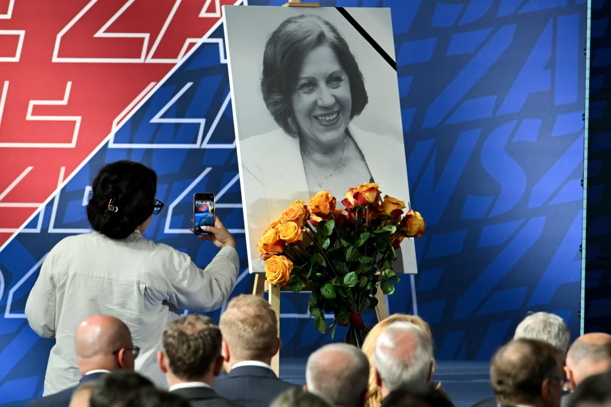 Śledztwo w sprawie śmierci Barbary Skrzypek, wieloletniej współpracowniczki Jarosława Kaczyńskiego, zostało umorzone - dowiedział się reporter RMF FM. Skrzypek zmarła 15 marca, zaledwie kilka dni po przesłuchaniu w sprawie tzw. afery dwóch wież, a przyczyną zgonu był rozległy zawał serca. Prokuratura uznała, że stres związany z przesłuchaniem nie miał wpływu na jej śmierć.