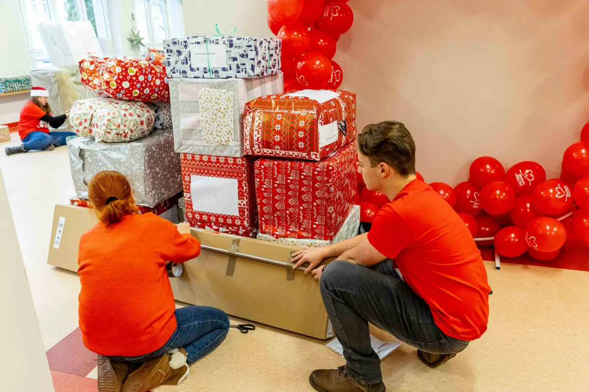 Wolontariusze i Wolontariuszki Szlachetnej Paczki, ale też innych programów społecznych, dają innym swój czas, zaangażowanie, energię, empatię. Są wielcy. Są Wolontariuszami przez wielkie W i tak też powinno się o nich... pisać.  Do takich wniosków doszli organizatorzy Szlachetnej Paczki. 5 grudnia - w Międzynarodowy Dzień Wolontariusza - wyszli z ważną inicjatywą. Wystosowali wniosek do Rady Języka Polskiego z prośbą o zmianę zasad pisowni słowa Wolontariusz, by od teraz w słowniku języka polskiego było ono zapisywane wielką literą.