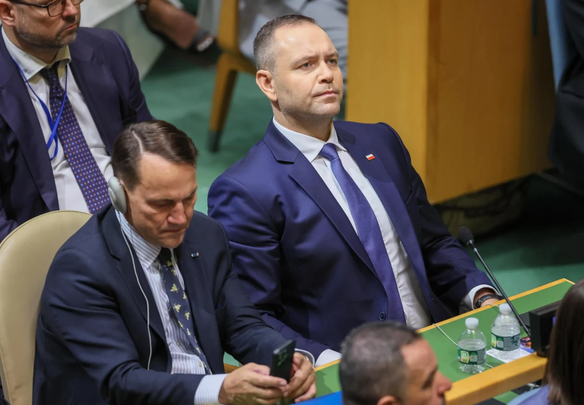 "Nachalne domaganie się przeprosin, hołdów, w sytuacji, w której oni walczą o życie, budzi mój niesmak, ale z drugiej strony prezydentowi Zełenskiemu korona z głowy by nie spadła, gdyby przejeżdżając przez Polskę, poprosił o wizytę w Pałacu Prezydenckim" - powiedział w piątkowej Porannej rozmowie w RMF FM Radosław Sikorski. Minister spraw zagranicznych odniósł się w ten sposób do tego, że Karol Nawrocki nie wybiera się do Ukrainy. Prezydent stwierdził, że Wołodymyr Zełenski powinien wyrazić wdzięczność, a także że to on powinien przyjechać od Polski.