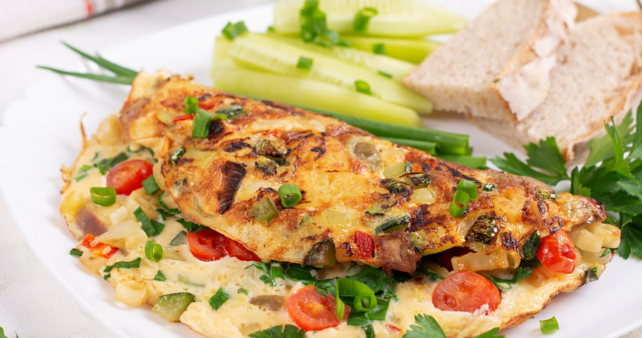 Omlet na bogato - przepis - TerazGotuje.pl