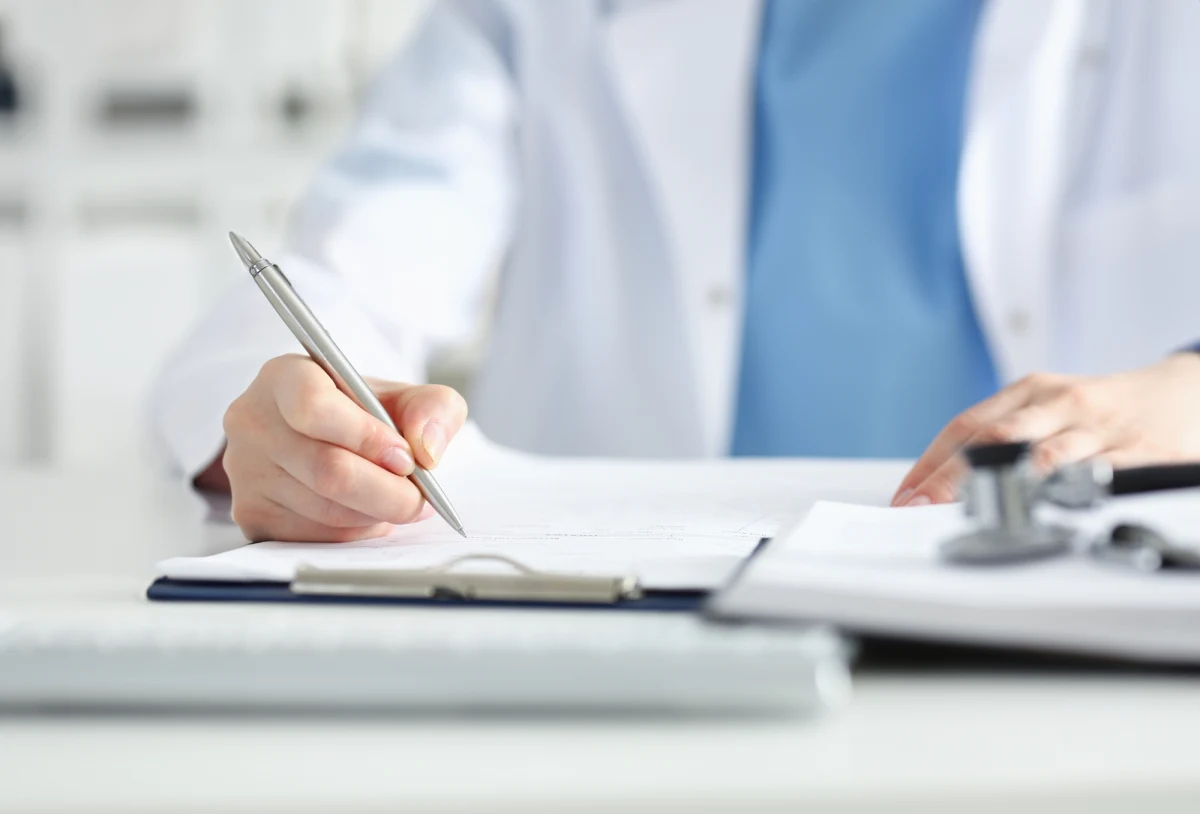 Z najnowszego sondażu przeprowadzonego przez Opinia24 na zlecenie RMF FM wynika, że aż 41 proc. Polaków uważa, iż w ciągu ostatnich dwóch lat sytuacja pacjentów w przychodniach i szpitalach uległa pogorszeniu. Tylko 7 proc. ankietowanych dostrzega poprawę, a 38 proc. nie zauważa żadnych zmian. Wyniki badania rzucają światło na społeczne nastroje dotyczące funkcjonowania polskiej służby zdrowia.