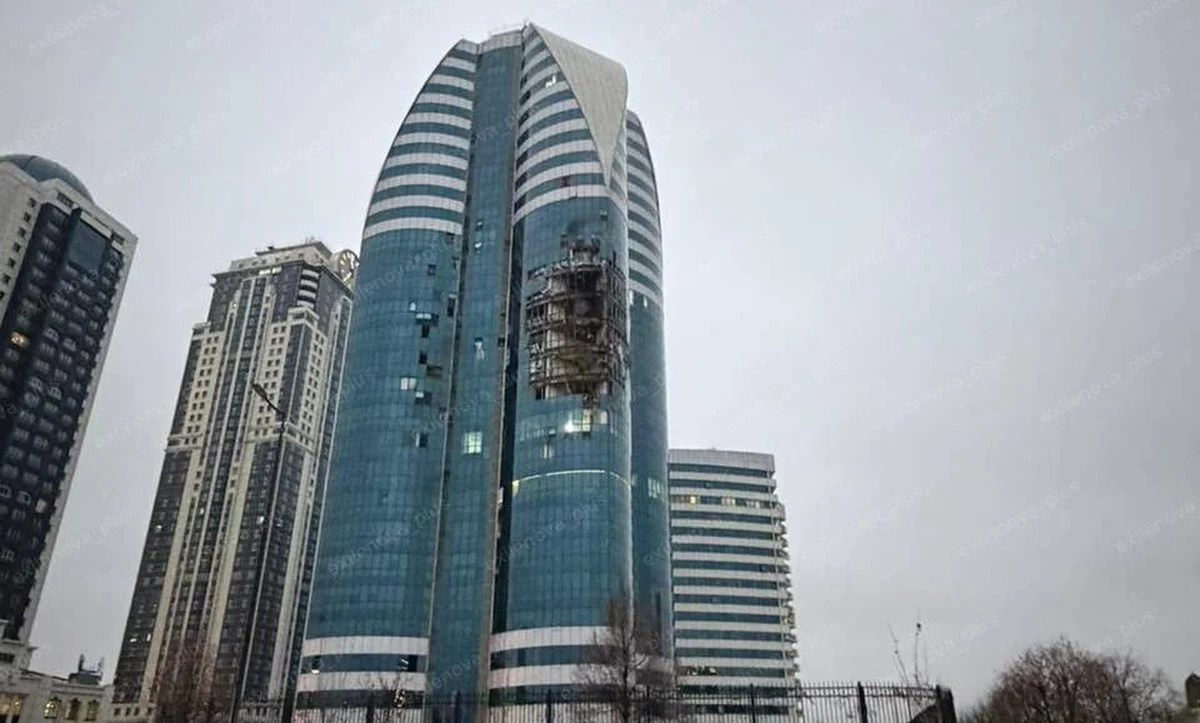 Dron uderzył w wieżowiec w centrum Groznego - podały rosyjskie media. Z doniesień wynika, że zaatakowany 28-piętrowy budynek znajduje się około 800 metrów od rezydencji Ramzana Kadyrowa, przywódcy Czeczenii.