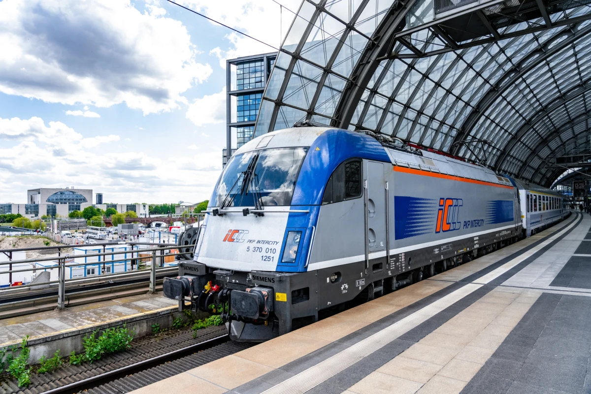 PKP Intercity jeszcze w tym roku uruchomi 17 nowych połączeń międzynarodowych. Nowy rozkład jazdy  przewoźnik uruchomi w niedzielę, 14 grudnia. Nowością będzie m.in. połączenie z Przemyśla do Lipska w Niemczech. 