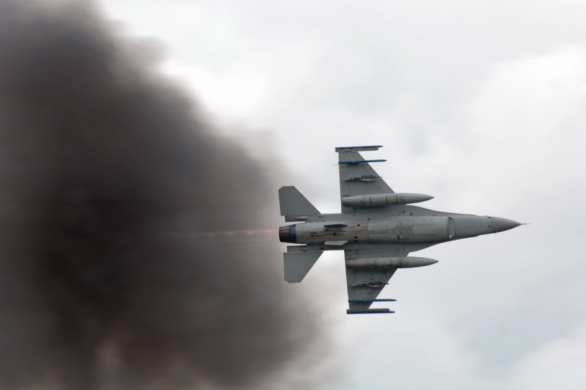 15 minut piekła w powietrzu. Heroiczny wyczyn pilota F-16