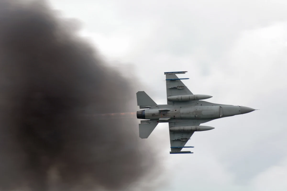 Podpułkownik William "Skate" Parks z Sił Powietrznych USA wykazał się niezwykłą odwagą, odpierając intensywny atak rakietowy podczas misji nad stolicą Jemenu. Jego bohaterskie działania uratowały życie załogi i zapobiegły utracie amerykańskich samolotów. Pilot został uhonorowany Srebrną Gwiazdą za wyjątkową odwagę podczas niebezpiecznej misji na Bliskim Wschodzie.
