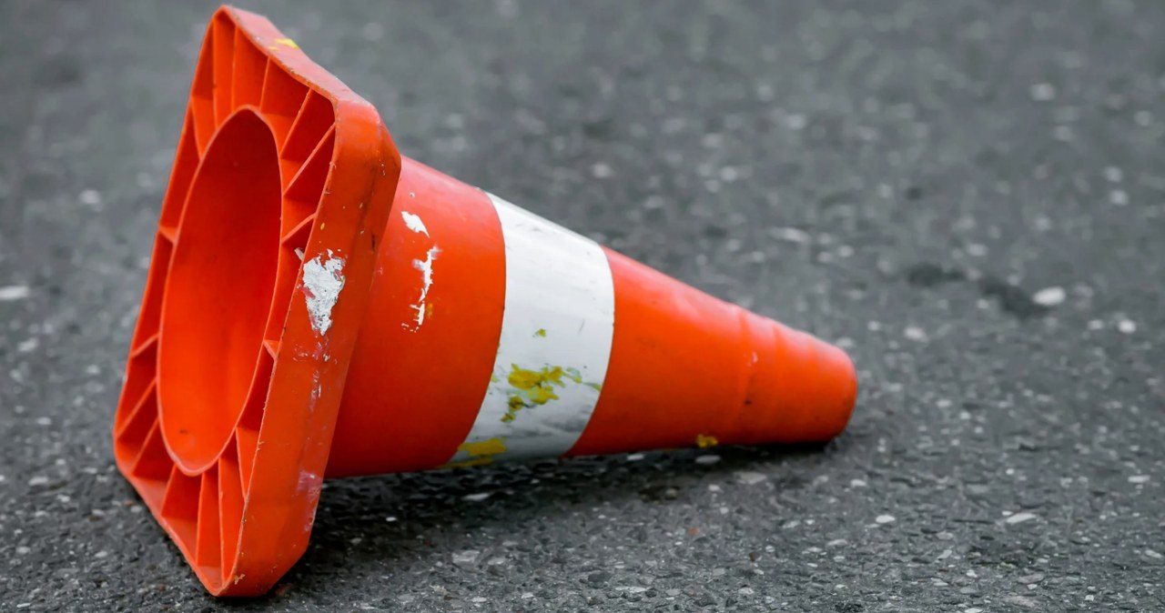 Przewrócony na drodze pachołek? Lepiej go nie ruszaj. Może uratować życie