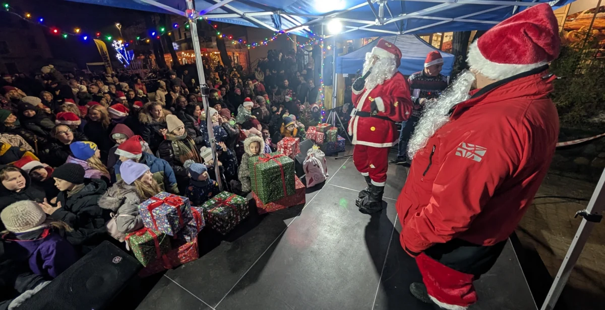 Wioska Żeglarska w Mikołajkach zmieniła się dziś w krainę Świętego Mikołaja. To właśnie tam rozpoczęła się dwudniowa akcja RMF FM - Mikołajki w Mikołajkach. W sobotę w przedświątecznych nastrojach dotrzemy na Rynek Główny w Krakowie. Będziemy się tam bawić na największym świątecznym karaoke w Polsce.