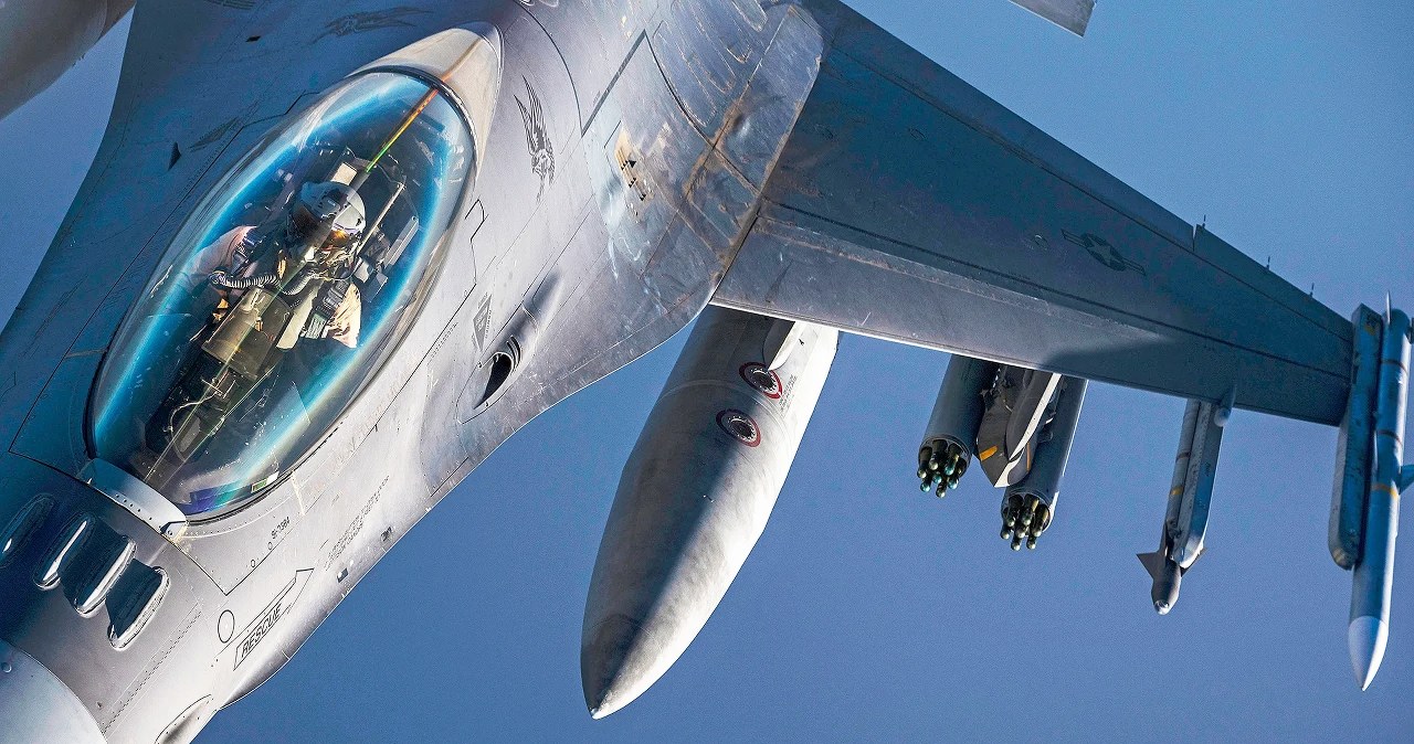 Ukraiński myśliwiec F-16 z nową bronią, która zaskoczyła Rosję